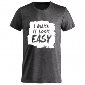 T-shirt med hvidt tryk “I Make It Look Easy”